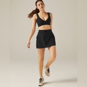 Beyond Yoga Gray Stretch Woven In Stride Lined Skirt